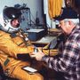 Ron Williams pilótát öltözteti egy déli sark fölötti expedíció előtt, amelyen az ózon tanulmányozásához szükséges adatokat gyűjtött.