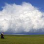 Pásztor sétál a tibet felföldön. Tibet fölött a kétezeres évek közepén szintén jelentősen elvékonyodott az ózonréteg, de kutatók szerint ennek a hátterében az atmoszféra mozgása áll.