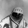 Leonov, az első űrsétán. Űrruhája felfújódott az űrséta közben, alig tudta visszaszuszakolni magát a Voszkhod-2-be