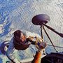 Alan Shepard, az első amerikai űrhajós 1961. május ötödikén. Shepardot az Atlanti-óceánból halászták ki, miután 15 órát és 22 percet töltött szuborbitális pályán a Mercury kapszulában ülve