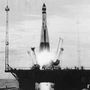 A Luna-1 startja 1959-ben. A Luna-1 volt az első űreszköz, ami elhagyta a Föld gravitációját, és a Nap körüli pályára állva az első mesterséges bolygó lett