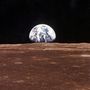 A Föld a Holdról nézve közvetlenül azelőtt, hogy Neil Armstrong és Edwin Aldrin kiszálltak volna a leszállóegységből, hogy megkezdjék az emberiség első holdsétáját