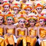Népviseletbe öltözött gyerekek Balin, a Melaszti fesztivál idején