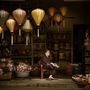 Művészet és kultúra kategória: vásárlókra vár egy idős néni egy malajziai lámpaboltban