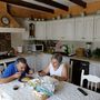 MAria Jose Manzano (50) és férje Joaquin Cortijo (57) ebédelnek a házuk konyhájában.
