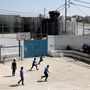 Palesztin gyerekek fociznak az UNRWA által működtetett iskolában. 2018.08.29.