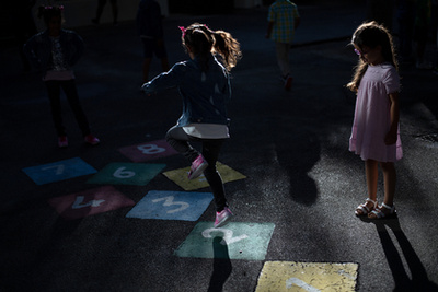 Gyerekek játszanak az iskolai udvarban a Beauchene Általános Iskolában, Marseille, Franciaország 2018.09.03.
