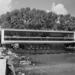 A badacsonyi hajóállomáson a tó felé emelkedő Tátika étterem építésekor az ország talán legmenőbb épülete volt. Callmeyer Ferenc tervei alapján 1962-ben fejezték be az épületet, ez a kép is abban az évben készült. 