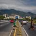 Utcagyerekek futnak át egy többsávos autóúton Caracasban, miután előkerestek egy zsák ruhát, amit még korábban rejtettek el.

Sokakat az éhség hajtott, mások családi problémák elől menekültek, és látszólag nem mindig függ össze sorsuk az országban kialakult válsággal. A legtöbben mégis azután kerültek sokszor vidékről Caracas utcáira, hogy 2014-ben beszakadt az olajár, és magával rántotta a szociális juttatások hálója, és az egysíkú export miatt egy lábon álló chávezista rendszert.