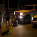 Az úton ülő Rafael segítségére sietnek emberek miután a tizennégy éves utcagyereket elütötte egy autó Caracasban. A fiatalok gyakran az autók között is kéregetnek, ütögetve a motorháztetőket.