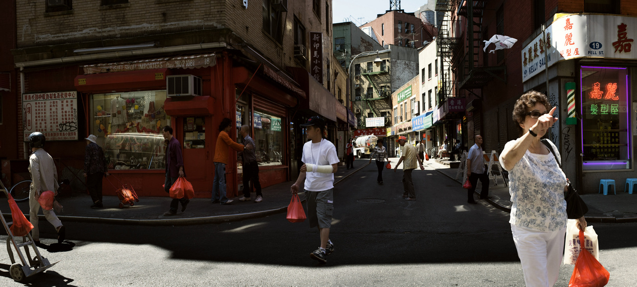 A német származású Michael Wolf fotóival azt igyekszik bemutatni, hogyan élnek és dolgoznak az emberek a megapoliszokban. És ha valaki, akkor ő tudja, milyen kihívásokkal kell szembenéznie az óriásvárosok lakóinak, hiszen 1994 óta Hongkongban él. Készített már sorozatot az apró, pár négyzetméteres lakásokban élő családokról, a zsúfolt toronyházakról, illetve azokról, akik Tokióban a tömegközlekedéssel ingáznak. (Tokyo Compression #39, 2010-2012)
