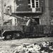 Ez a kép is a Batthyány tér déli sarkán álló német, Vomag önjáró légvédelmi löveget ábrázolja. A lövegcsőre felfestett fehér körök a megsemmisített ellenséges repülők számára utalnak. Ezen a második képen érdekes módon már nincsenek rajta a gumiabroncsok a kerekeken. A szovjet hadsereg és a budapesti lakosság is igyekezett mindent hasznosítani az utcán hagyott hadifelszerelésből. A mai utcaképet ide kattintva nézheti meg. 