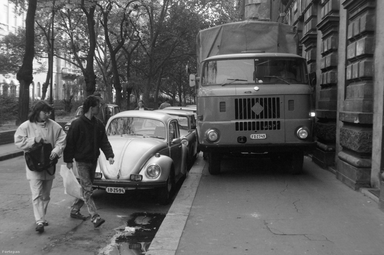 A szabálytalankodó pesti autóst is előbb-utóbb utoléri a sorsa. A rafináltabbat persze ritkábban, a tanulóvezetőket gyakrabban. Az utolsó képen egy tilosban várakozó Volkswagent csörlőz fel éppen a lopóautó - legalábbis a látszat szerint. Az a tény ugyanis, hogy a képen a Fősped autómentője látható, inkább arra enged következtetni, hogy a képen baloldalt látható két úrvezető egyike elfelejtette időben ellenőrizni a benzinszintmérő állását, vagy csak egyszerűen lerobbant.