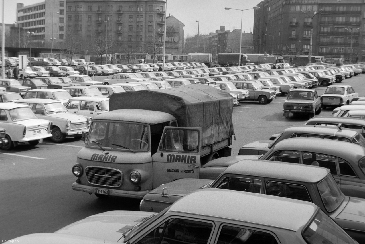 A szabálytalankodó pesti autóst is előbb-utóbb utoléri a sorsa. A rafináltabbat persze ritkábban, a tanulóvezetőket gyakrabban. Az utolsó képen egy tilosban várakozó Volkswagent csörlőz fel éppen a lopóautó - legalábbis a látszat szerint. Az a tény ugyanis, hogy a képen a Fősped autómentője látható, inkább arra enged következtetni, hogy a képen baloldalt látható két úrvezető egyike elfelejtette időben ellenőrizni a benzinszintmérő állását, vagy csak egyszerűen lerobbant.
