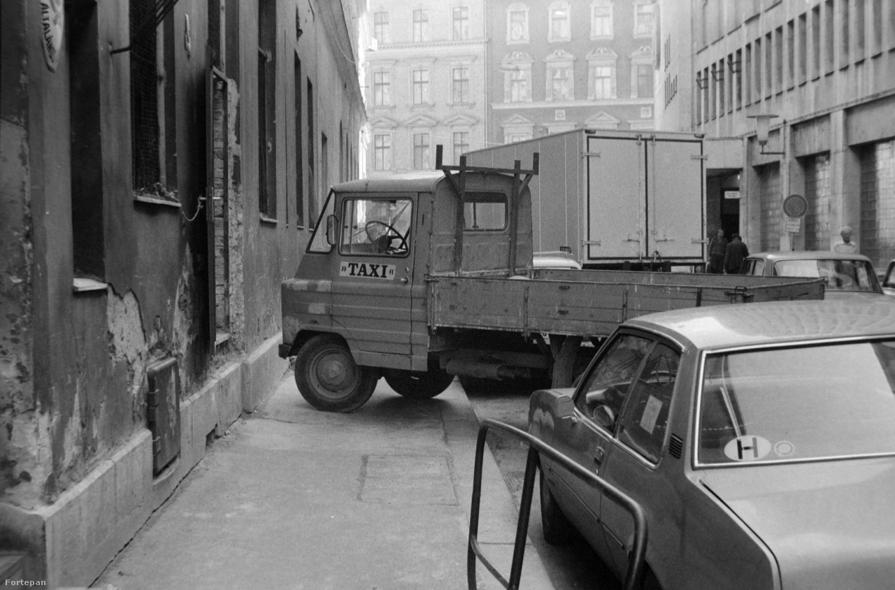 A szabálytalankodó pesti autóst is előbb-utóbb utoléri a sorsa. A rafináltabbat persze ritkábban, a tanulóvezetőket gyakrabban. Az utolsó képen egy tilosban várakozó Volkswagent csörlőz fel éppen a lopóautó - legalábbis a látszat szerint. Az a tény ugyanis, hogy a képen a Fősped autómentője látható, inkább arra enged következtetni, hogy a képen baloldalt látható két úrvezető egyike elfelejtette időben ellenőrizni a benzinszintmérő állását, vagy csak egyszerűen lerobbant.