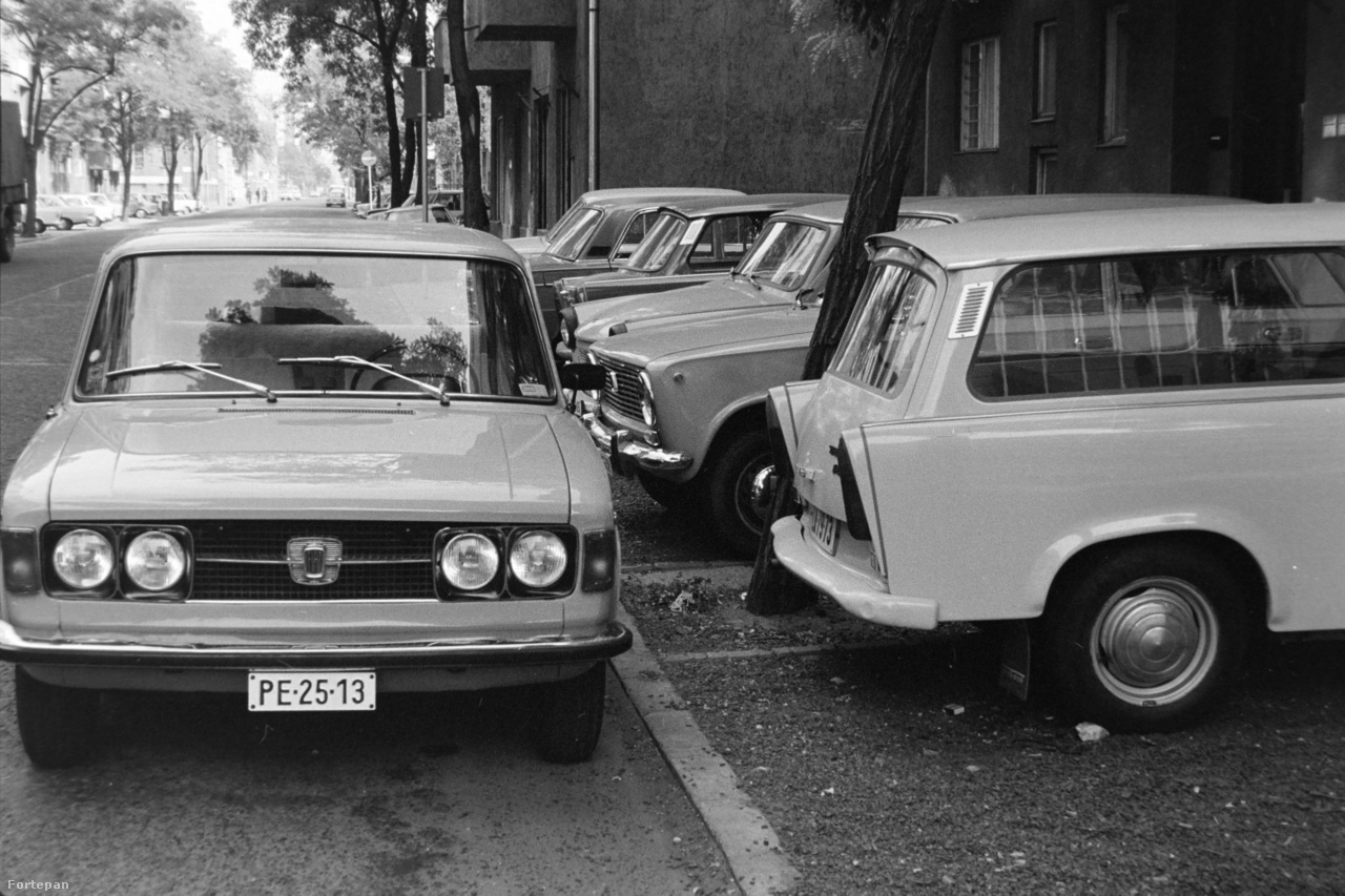 A szabálytalankodó pesti autóst is előbb-utóbb utoléri a sorsa. A rafináltabbat persze ritkábban, a tanulóvezetőket gyakrabban. Az utolsó képen egy tilosban várakozó Volkswagent csörlőz fel éppen a lopóautó - legalábbis a látszat szerint. Az a tény ugyanis, hogy a képen a Fősped autómentője látható, inkább arra enged következtetni, hogy a képen baloldalt látható két úrvezető egyike elfelejtette időben ellenőrizni a benzinszintmérő állását, vagy csak egyszerűen lerobbant.