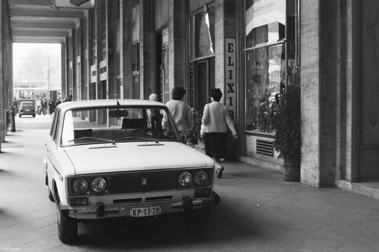 A szabálytalankodó pesti autóst is előbb-utóbb utoléri a sorsa. A rafináltabbat persze ritkábban, a tanulóvezetőket gyakrabban. Az utolsó képen egy tilosban várakozó Volkswagent csörlőz fel éppen a lopóautó - legalábbis a látszat szerint. Az a tény ugyanis, hogy a képen a Fősped autómentője látható, inkább arra enged következtetni, hogy a képen baloldalt látható két úrvezető egyike elfelejtette időben ellenőrizni a benzinszintmérő állását, vagy csak egyszerűen lerobbant.