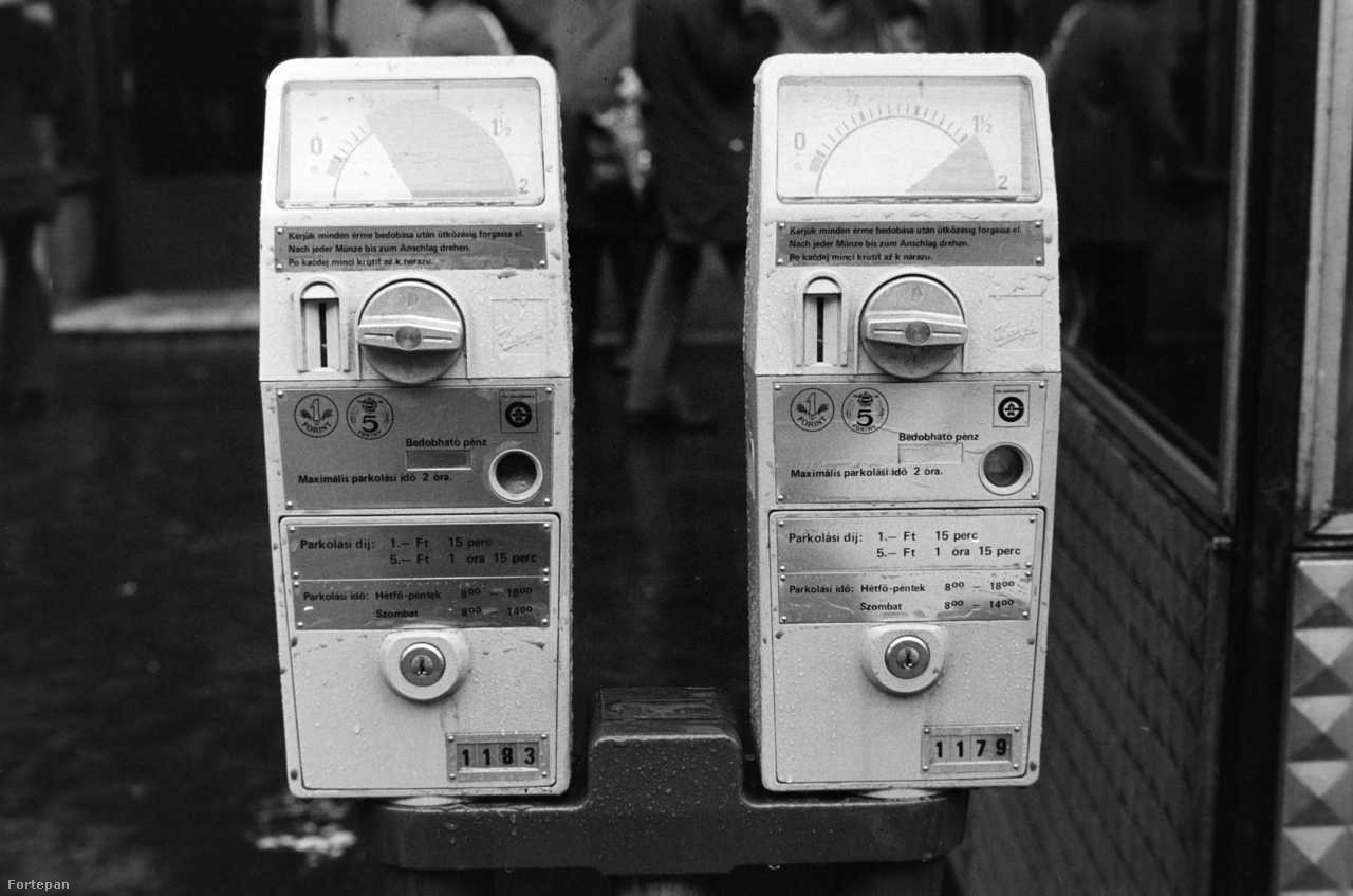 A szabálytalankodó pesti autóst is előbb-utóbb utoléri a sorsa. A rafináltabbat persze ritkábban, a tanulóvezetőket gyakrabban. Az utolsó képen egy tilosban várakozó Volkswagent csörlőz fel éppen a lopóautó - legalábbis a látszat szerint. Az a tény ugyanis, hogy a képen a Fősped autómentője látható, inkább arra enged következtetni, hogy a képen baloldalt látható két úrvezető egyike elfelejtette időben ellenőrizni a benzinszintmérő állását, vagy csak egyszerűen lerobbant.