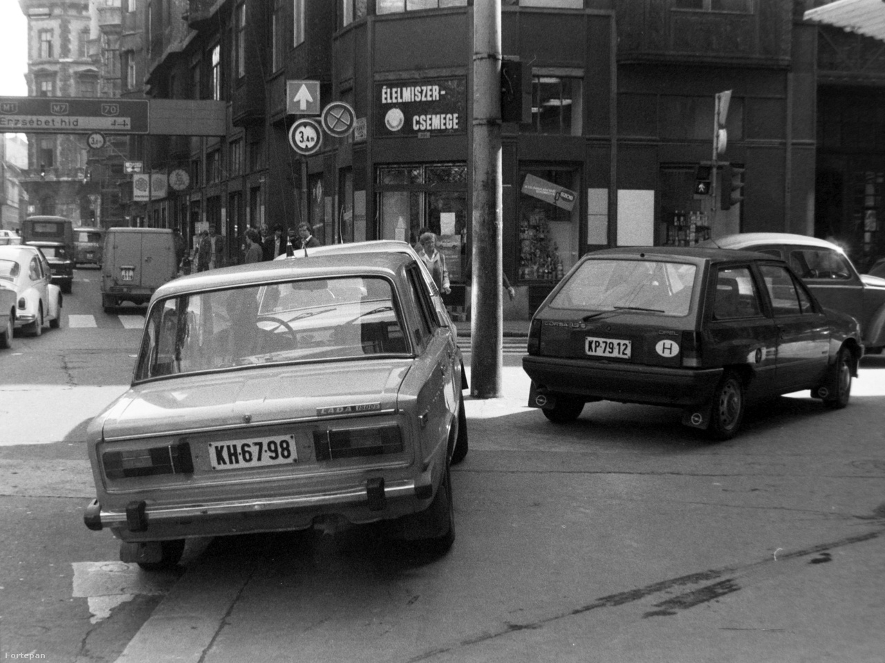 A szabálytalankodó pesti autóst is előbb-utóbb utoléri a sorsa. A rafináltabbat persze ritkábban, a tanulóvezetőket gyakrabban. Az utolsó képen egy tilosban várakozó Volkswagent csörlőz fel éppen a lopóautó - legalábbis a látszat szerint. Az a tény ugyanis, hogy a képen a Fősped autómentője látható, inkább arra enged következtetni, hogy a képen baloldalt látható két úrvezető egyike elfelejtette időben ellenőrizni a benzinszintmérő állását, vagy csak egyszerűen lerobbant.