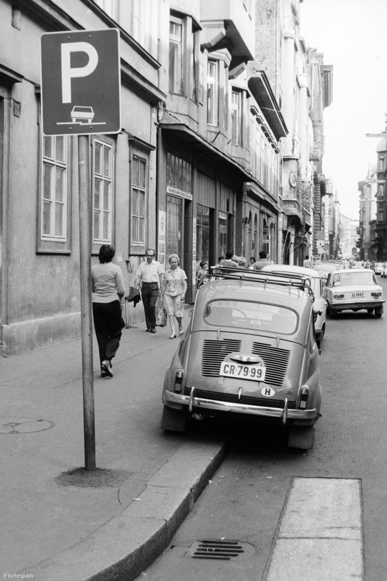 A szabálytalankodó pesti autóst is előbb-utóbb utoléri a sorsa. A rafináltabbat persze ritkábban, a tanulóvezetőket gyakrabban. Az utolsó képen egy tilosban várakozó Volkswagent csörlőz fel éppen a lopóautó - legalábbis a látszat szerint. Az a tény ugyanis, hogy a képen a Fősped autómentője látható, inkább arra enged következtetni, hogy a képen baloldalt látható két úrvezető egyike elfelejtette időben ellenőrizni a benzinszintmérő állását, vagy csak egyszerűen lerobbant.