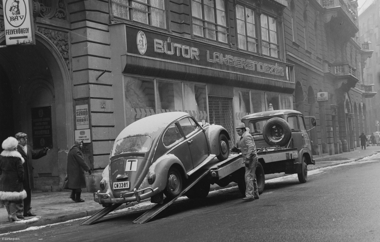A szabálytalankodó pesti autóst is előbb-utóbb utoléri a sorsa. A rafináltabbat persze ritkábban, a tanulóvezetőket gyakrabban. Az utolsó képen egy tilosban várakozó Volkswagent csörlőz fel éppen a lopóautó - legalábbis a látszat szerint. Az a tény ugyanis, hogy a képen a Fősped autómentője látható, inkább arra enged következtetni, hogy a képen baloldalt látható két úrvezető egyike elfelejtette időben ellenőrizni a benzinszintmérő állását, vagy csak egyszerűen lerobbant.