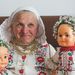 Kétbodonyi palóc viselet. A babák is ebben pompáznak. A huncut mosoly a 80 éves Anka néni arcáról letörölhetetlen.

