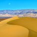 Tájak – 1. díj – Németh Tamás: Homokdűne hold-nyugtával – Mesquite Flat Dunes homokbuckái és a majdnem telihold lenyugvó koronája, amely közelíti a horizontot a Death Valley Nemzeti Parkban, Kalifornia, Egyesült Államok. Az alapos felkészülés ellenére, egyes fotók a túra során sokkal nehezebben jöttek össze a tervezettnél. A pokoli klíma és a homokvihar mellett a turisták nyomai sem tettek jót az előre megálmodott képnek. Ezért harmadszorra is nekifutottam a dűne meghódításának, ezúttal hajnalban, miután a vihar kisimította a homok felületét. A minél részletesebb végeredmény érdekében panoráma technika alkalmazását választottam. A táj mélysége megkívánta, hogy az egyes részeket fókusz sorozattal rögzítsem, így összesen 36 felvételből jött létre az alkotás.