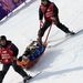 Mentők csúsznak le az amerikai Jacqueline Hernandezzel, miután a snowboard kross női számában bukott