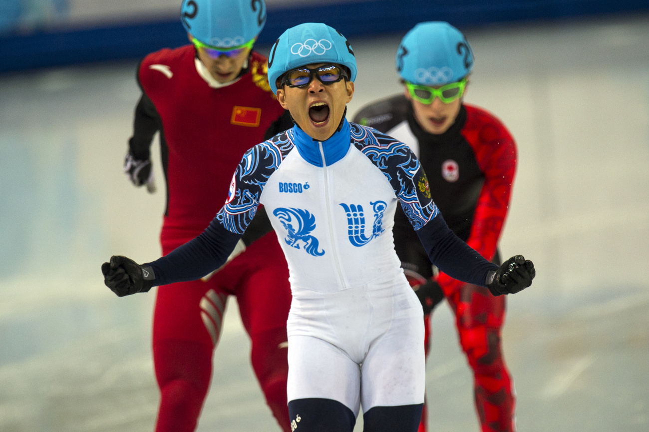 A megnyitó előtt azt pletykálták, hogy Putyin szeretője, Alina Kabajeva gyújtja meg a lángot. Végül Vlagyiszlav Tretyak jégkorongozó és Irina Rodnyina műkorcsolyázó tette meg ezt, hogy aztán 16 nappal később előbb következő nyári olimpia, Rio de Janeiro, majd a 2018-as téli játékok, Phjongcshang felé vegye útját Dél-Koreába.