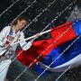 Natalja Iscsenko az orosz zászlóval a kazanyi vízes-vb megnyitóján.