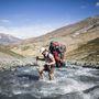 Az úton lévő magyar Outdoor Inhales csapat egyik tagja Fonó Ábel egy hegyi patakon kel át 4600 méteren.