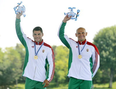 A 3. helyezett Sarudi Alíz (b) és Bodonyi Dóra mutatja bronzérmét a kajak párosok 1000 méteres döntőjének eredményhirdetésén