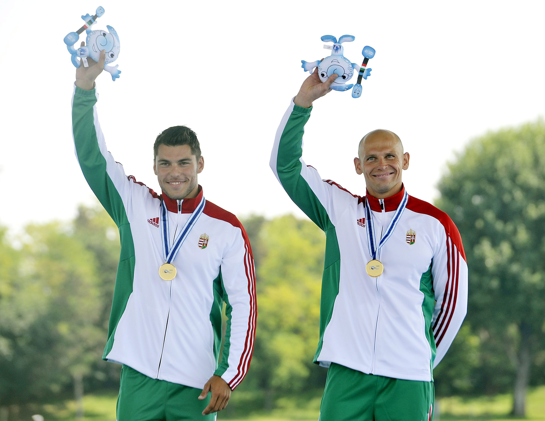 A 3. helyezett Sarudi Alíz (b) és Bodonyi Dóra mutatja bronzérmét a kajak párosok 1000 méteres döntőjének eredményhirdetésén