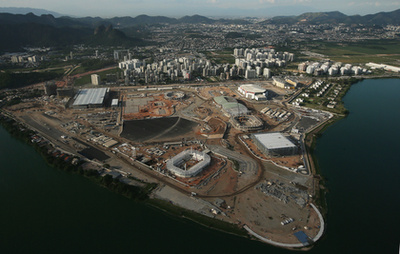 Rió polgármestere mutatja be az olimpiai park egyik építési területét a sajtónak