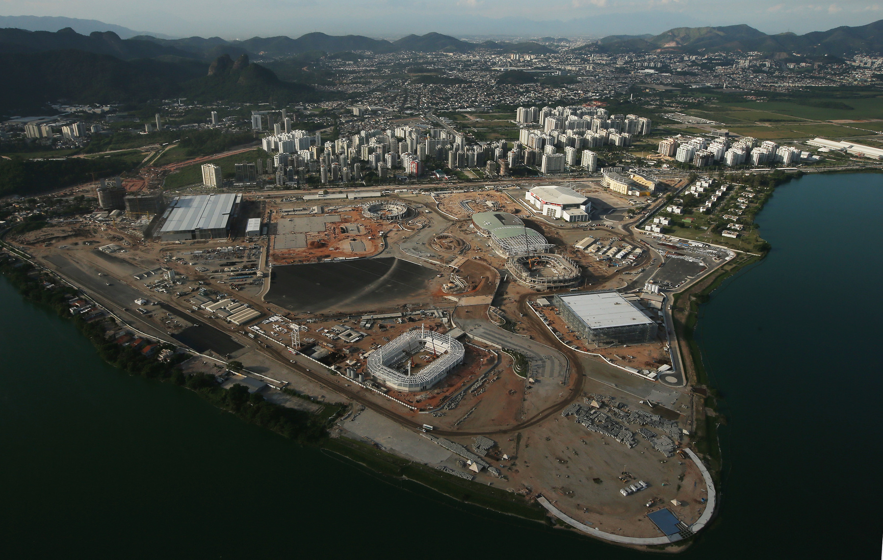Rió polgármestere mutatja be az olimpiai park egyik építési területét a sajtónak