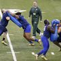 Támadófalemberek mutatják be blokkolási képességüket a Green Bay Packers egyik edzőjének vezetésével