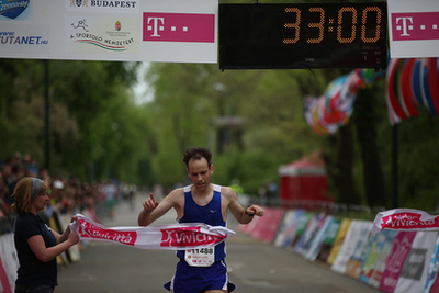 A klasszikus 10 kilométeres Telekom Vivicittá Városvédő Futáson a férfiaknál szoros verseny alakult ki az élen, végül 22 mp előnnyel Burucs Ferenc győzött 32:59-es idővel. A Midicittán Pelsőczy Attila volt a legjobb 23:59-es eredményével.