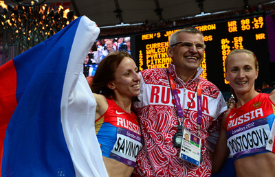 Anasztaszija Bazdjreva (balra) futó, edzőjével és orvosával együtt állítólag nem volt hajlandó együttműködni a szövetség vizsgálata során.