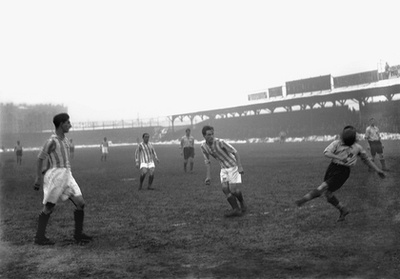 Az 1930-as évek elejének nagy sztárja, Titkos Pál akcióban, Berlin, 1930. január 1., Hertha–Hungária 0-7 (a Hungária az MTK neve ekkor a profiligában).