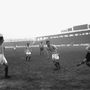 Az 1920-as évek első felének egyik legnagyobb sztárja, Orth lő gólt az MTK színeiben a VII. kerület ellen.