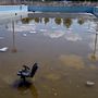 A vizes sportok helyszínei és az uszodák is elhagyatottak. Az athéni olimpia falu medencéjében is csak azért van legtöbbször víz,mert összegyűlt benne az eső.