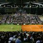 Federer és Nadal volt a meghívott azon a 2007-es eseményen is, amikor a két különböző borítás királyát saját terepükön engedték egymás ellen: a svájci füvön, a spanyol salakon játszhatott. A mérkőzést három szettben, rövidítés után Nadal nyerte.