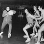 Fidel Castro kosárlabdázik lengyelországi látogatása alatt.