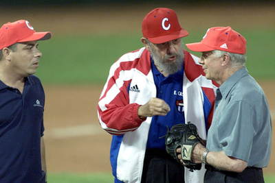 Fidel Castro és az Egyesült Államok volt elnöke, Jimmy Carter egy barátságos baseball mérkőzés után, 2002. május 14-én, Havannában. Az első alkalom 1959 óta, hogy hivatalban lévő vagy volt amerikai elnök ellátogatott az országba.(Fénykép: Jorge Rey/Getty Images)