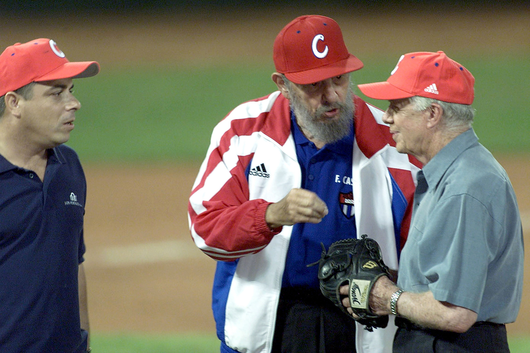 Fidel Castro és az Egyesült Államok volt elnöke, Jimmy Carter egy barátságos baseball mérkőzés után, 2002. május 14-én, Havannában. Az első alkalom 1959 óta, hogy hivatalban lévő vagy volt amerikai elnök ellátogatott az országba.(Fénykép: Jorge Rey/Getty Images)