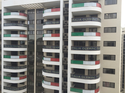 A piros-fehér-zöld erkélyről a zöld-fehér-pirosra nyílik kilátás.