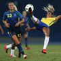 A brazil Fabiana látványos megmozdulása a Brazília-Svédország női mérkőzésen. A háttérben Fridolina Rolfo figyeli az eseményeket.