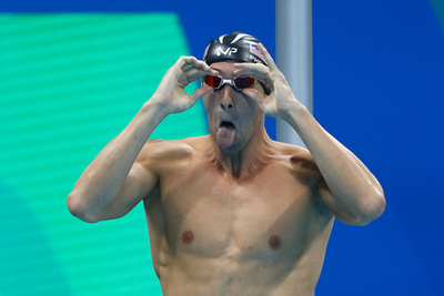 Michael Phelps könnyedén jutott be a második legjobb idővel a 200 méteres pillangó döntőjébe, ám két magyar közé szorítva, ugyanis a legjobb időt Kenderesi Tamás, míg a harmadikat Cseh László érte el.
