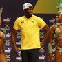 Usain Bolt még nem versenyzett, egy riói sajtótájékoztatón pózol brazil modellekkel