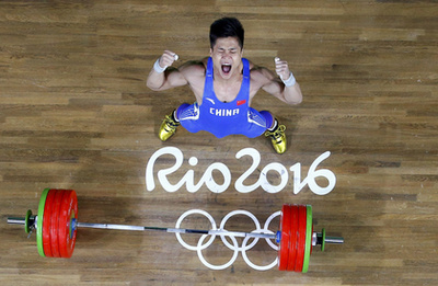 A címvédő Li Hsziao-hszia egyetlen játszmát sem veszített, az utóbbi évek talán legismertebb, főleg az extravagáns, szemből, guggolásba lemenve adott szerváiról ismert Ting Ning egyet, amíg eljutottak az asztalitenisz egyes döntőjéig. Végül 74 perc játék után Ting Ning lett az olimpiai bajnok.